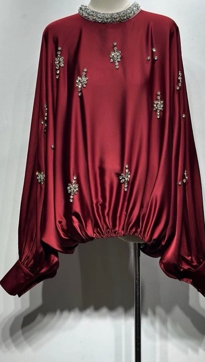 Blouse satiné élégant avec col orné de strass