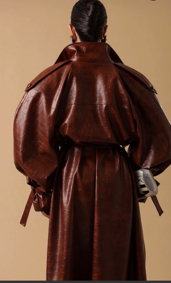 Trench long en simili cuir effet croco coupe oversize avec larges revers ceinture à boucle et poignets ajustables
