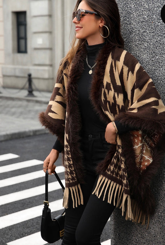 Poncho à franges imprimé avec doublure en fausse fourrure et intérieur doublé