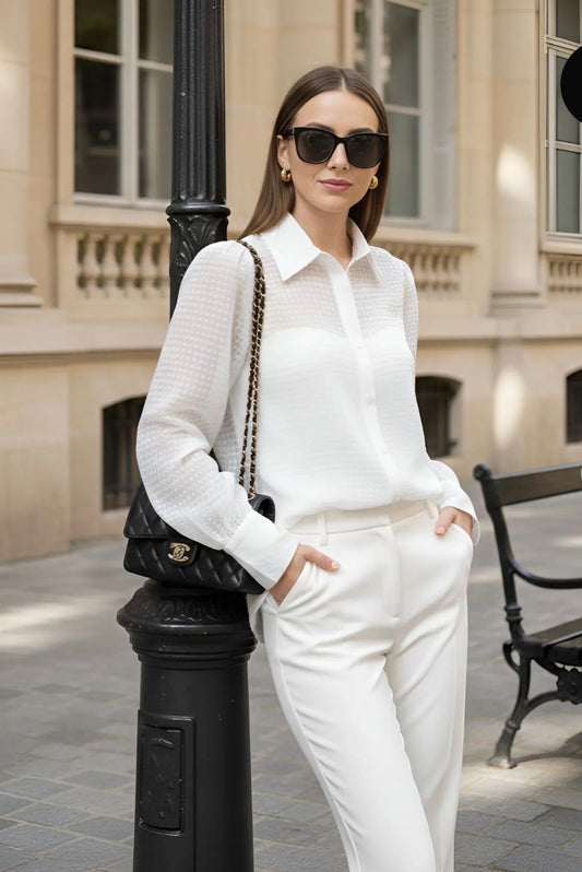 Chemise en soie délicatement transparente au fini texturé, dotée d'un col classique et de poignets élégants.