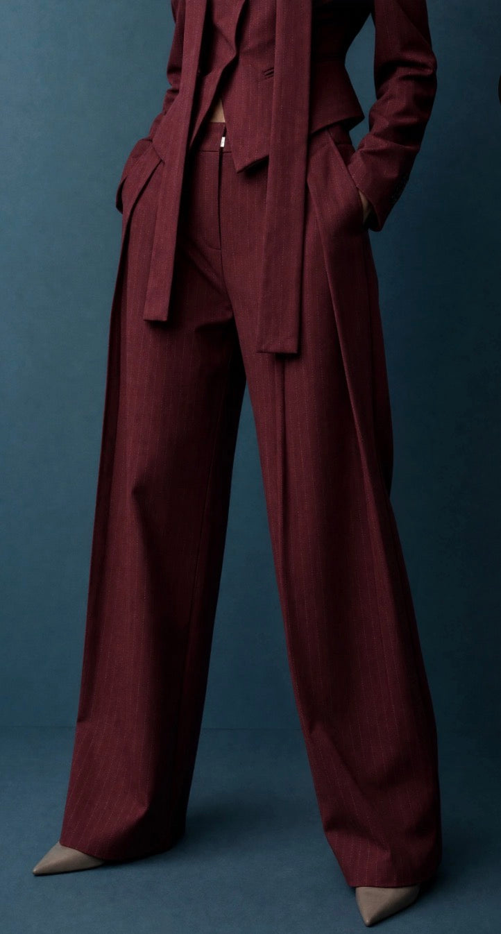 Pantalon large en tissu sergé à rayures. Bordeaux