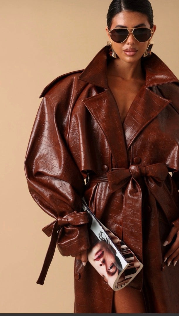 Trench long en simili cuir effet croco coupe oversize avec larges revers ceinture à boucle et poignets ajustables
