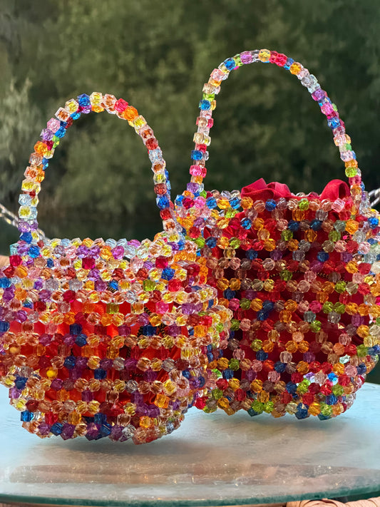 Deux sacs en perles multicolores.