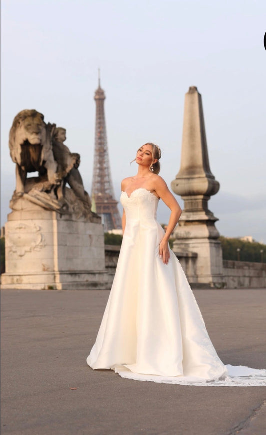 Robe de mariée en bustier en satin