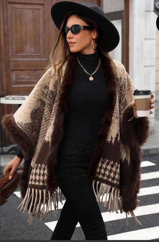 Poncho à franges imprimé avec doublure en fausse fourrure et intérieur baroque