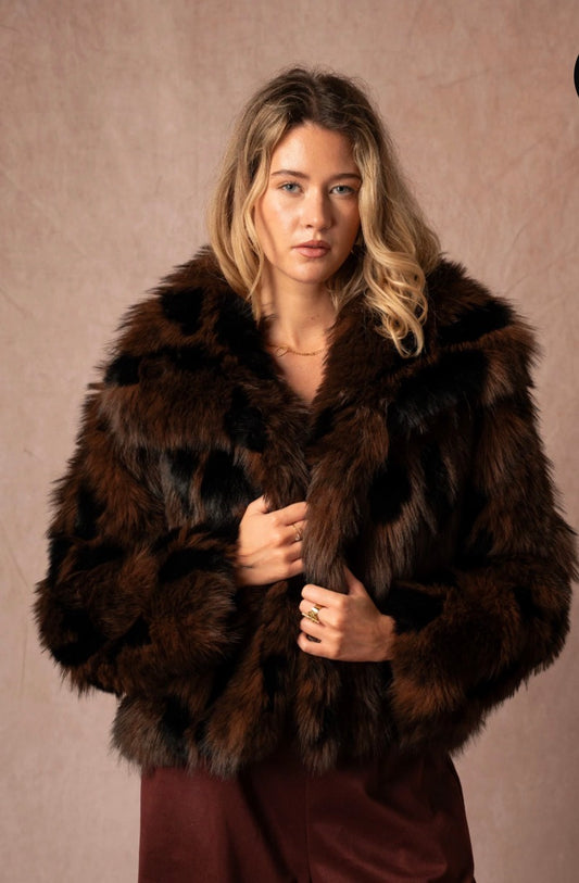 Manteau en fourrure imprimé vache avec poile long tombant, revers de col et deux poches cotés