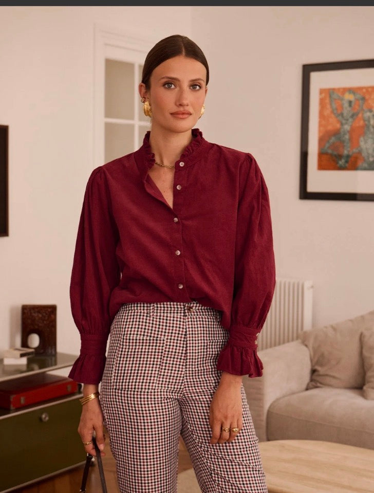 Blouse unie à col volanté et manches bouffantes. Bordeaux