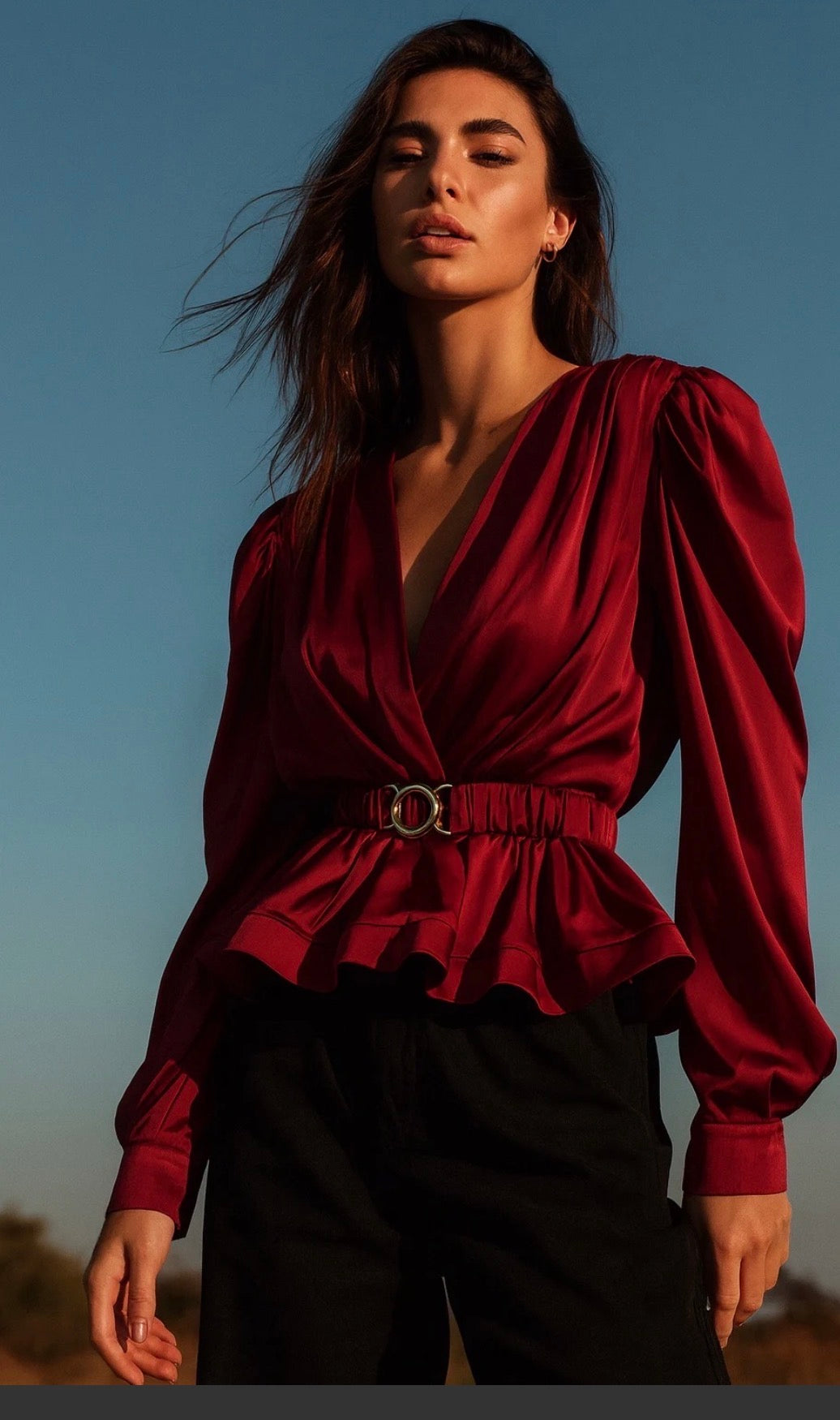 Blouse satinée à décolleté croisé manches longues