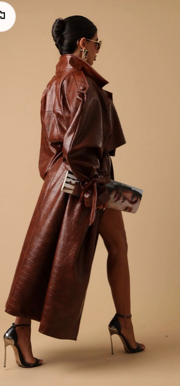Trench long en simili cuir effet croco coupe oversize avec larges revers ceinture à boucle et poignets ajustables