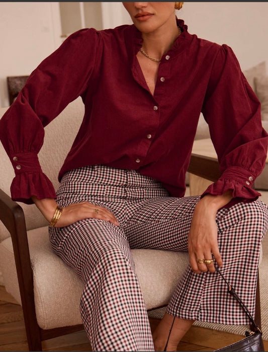 Blouse unie à col volanté et manches bouffantes. Bordeaux