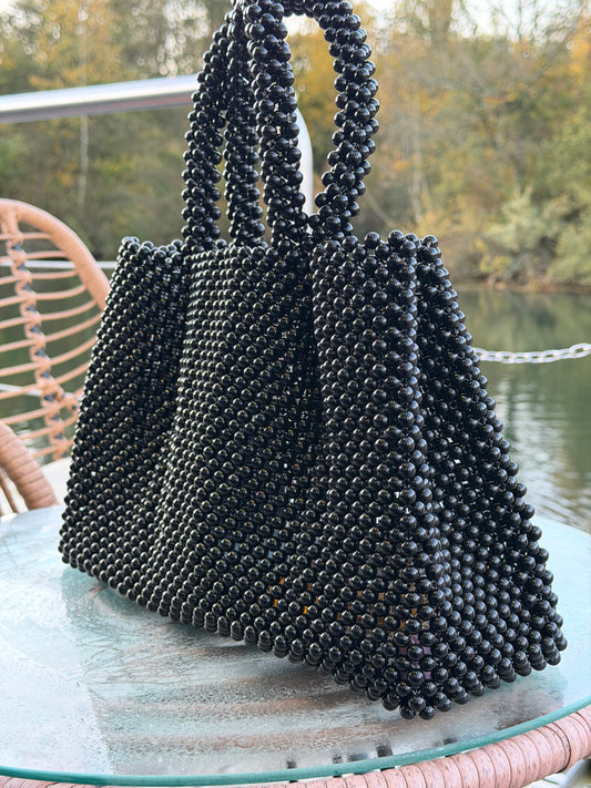 Sac à main Fourre tout en perles noires.