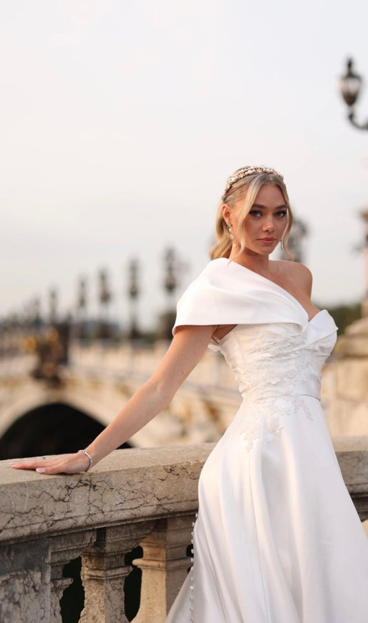 Col asymétrique avec une coupe princesse avec traine