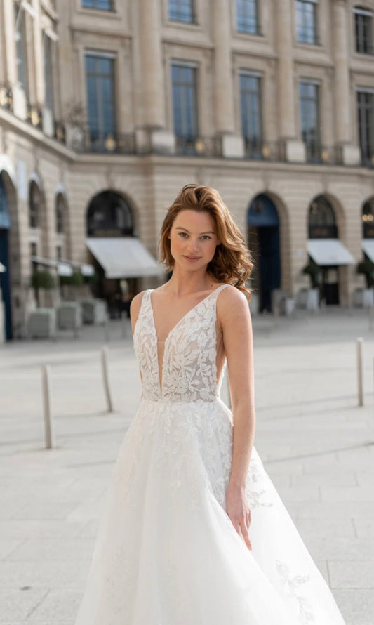 Robe de mariée évasée en tulle et dentelle avec décolleté plongeant en V