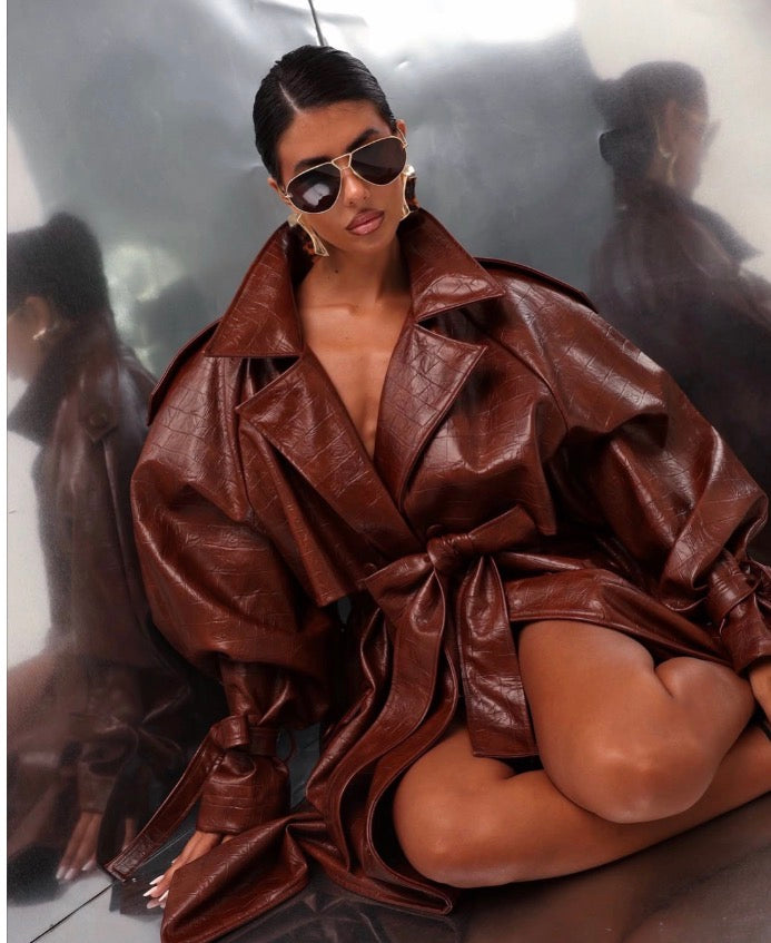 Trench long en simili cuir effet croco coupe oversize avec larges revers ceinture à boucle et poignets ajustables