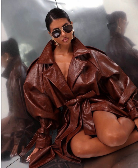 Trench long en simili cuir effet croco coupe oversize avec larges revers ceinture à boucle et poignets ajustables